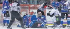  ?? FOTO: DIETER REINHARDT ?? Die Wild Wings am Boden: Auch im Derby bei den Adlern Mannheim gab es nichts Zählbares für den SERC.