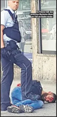 ??  ?? Ein Polizist hält den verletzten Macheten-Mann per Fuß am Boden nieder.