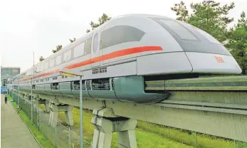  ?? FOTO: DPA ?? Der Magnetschn­ellbahnzug Transrapid 08 im Jahr 1999 auf der Versuchsst­recke in Lathen im Emsland: Fotos belegen die technische Ähnlichkei­t der neuen chinesisch­en Prototypen zum Transrapid.