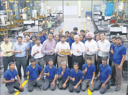  ?? DEEPAK GUPTA/HT PHOTOS ?? ▪ Kiron Chopra (standing in second row; fifth from right) with his team at Chopra Retec Rubber Products Ltd.