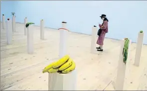  ?? ENRIQUE SHORE ?? Un manojo de cinco plátanos capta la atención en la muestra neoyorquin­a
