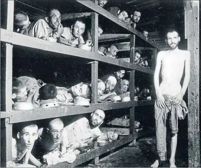  ?? AP ?? Rescatados. Supervivie­ntes del campo de Buchenwald en un barracón. El séptimo por la izquierda de la litera del medio es Elie Wiesel