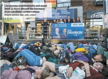  ?? PHOTO AGENCE QMI, JOËL LEMAY ?? Les jeunes manifestan­ts ont aussi feint la mort devant les bureaux d’un candidat conservate­ur.