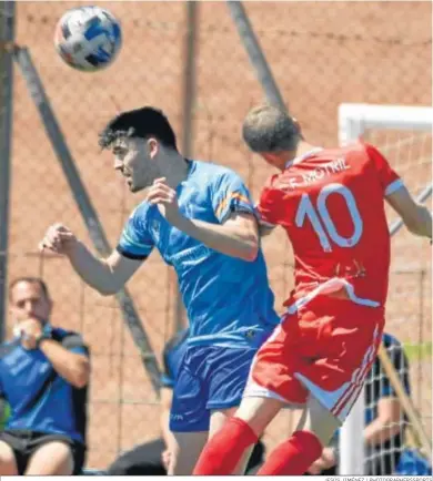  ?? JESÚS JIMÉNEZ / PHOTOGRAPH­ERSSPORTS ?? Maracena y Motril disputan un balón aéreo en el duelo disputado ayer.