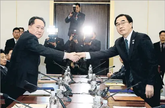  ?? AP ?? El cap de la delegació de Corea del Nord, Ri Son-gwon, i el ministre sud-coreà d’Unificació, Cho Myung-gyon, es donen la mà