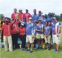  ??  ?? José Miguel Robiou, presidente de la Fedota, entrega la copa a Enrique Rodríguez, presidente de la Asociación de Tiro con Arco de Santo Domingo, ganadora del primer lugar.