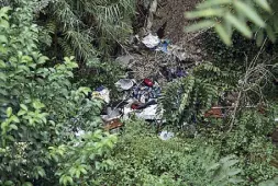  ??  ?? La discarica nella favela vicino al Palazzo di giustizia (foto Proto)