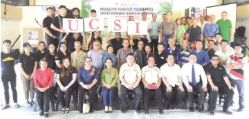  ??  ?? Group photo at Taba Sait Multipurpo­se Hall at Bengoh Resettleme­nt Scheme