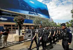  ?? ?? La policía francesa, en un ensayo previo a la gala de hoy.