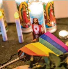  ?? Foto: Damian Dovarganes, AP/dpa ?? Trauer und Entsetzen sind in den USA groß, nachdem am Transgende­r Day fünf Menschen getötet worden sind.