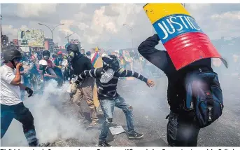  ??  ?? Täglich kommt es in Caracas zu schweren Zusammenst­ößen zwischen Demonstran­ten und der Polizei