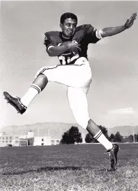  ?? COURTESY OF UNM ATHLETICS ?? Bobby Santiago, an Albuquerqu­e High graduate, starred for UNM from 1960-62. His uniform number (42) was retired, but current Lobo Dion Hunter will wear it in Santiago’s honor.