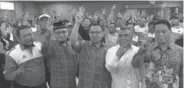  ?? TIM KAMPANYE SUDIRMAN SAID FOR JAWA POS ?? DEKLARASI DUKUNGAN: Sudirman Said (tengah) bersama anggota Federasi Kesatuan Serikat Pekerja Nasional di Semarang (21/4).