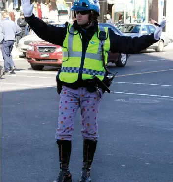 ?? PHOTO D’ARCHIVES ?? Les policiers de Montréal portent des pantalons de toutes sortes depuis l’été 2014 comme moyen de pression dans le cadre de leurs négociatio­ns.