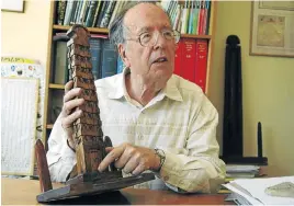  ?? Picture: REUTERS ?? BACK HOME: Historian Richard Pankhurst in 2005 with a model of the Aksum obelisk, the 180-ton original of which he successful­ly campaigned to have returned that year from Rome where it had been erected after being plundered by Mussolini