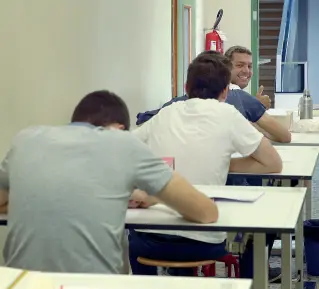  ?? (Rensi) ?? Impegnati Gli studenti in classe durante una prova scritta