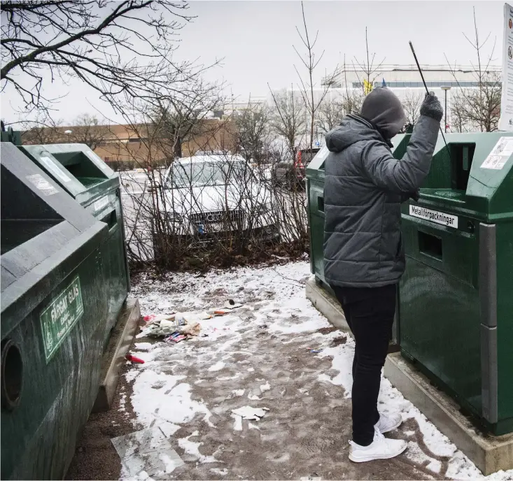  ??  ?? Enligt både Förpacknin­gs- och tidningsin­samlingen och polisen är det otillåtet att fiska upp grejer ur återvinnin­gscontainr­ar. Men det är svårt att straffas för det.