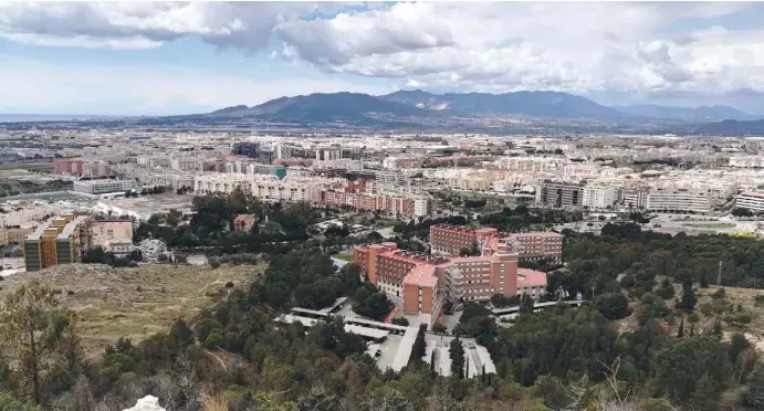  ?? Fotos: Nicolas Hock/google maps (Karte) ?? Vom Cerro de la Tortuga aus kann man gut den Stadtteil Teatinos überblicke­n. Vorne die Militärher­berge Castañón de Mena.