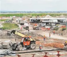  ??  ?? Obras de construcci­ón en la pista sur de la terminal