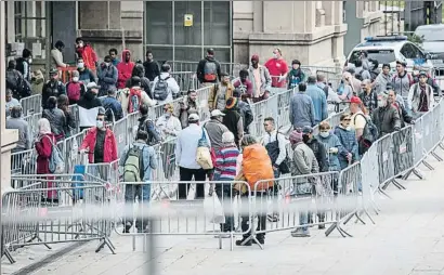  ?? ANA JIMÉNEZ ?? Cues per dinar. El servei municipal de repartimen­t de dinar i sopar per emportar a l’estació del Nord atén cada dia un centenar de persones. En aquest mateix dispositiu, gestionat per la fundació Formació i Treball, també ofereixen roba neta i dutxes, amb prèvia sol·licitud