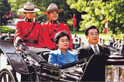  ?? BILL GRIMSHAW/ AFP/ GETTY IMAGES ?? Chinese President Hu Jintao and his wife, Liu Yongqing, arrive at Rideau Hall in Ottawa yesterday. Hu congratula­ted Canada on its success in creating a developed modern society where the nation enjoys prosperity and people “live and work in peace and contentmen­t.”