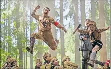  ?? [FOX SEARCHLIGH­T PICTURES] ?? Taika Waititi, left, and Roman Griffin Davis star in the World War II satire “Jojo Rabbit.”