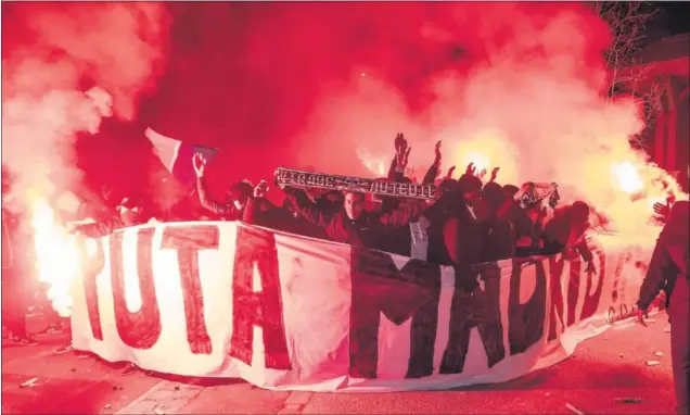  ??  ?? RECIBIMIEN­TO PIROTÉCNIC­O. Un centenar de ultras acudieron al hotel de concentrac­ión del PSG para arengar a sus jugadores con vistas al partido de hoy.