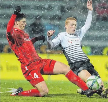  ?? FOTO: THOMAS SIEDLER ?? Aalens Sebastian Vasiliadis (Mitte) bekam gegen Erfurt den Vorzug vor Alexandros Kartalis.