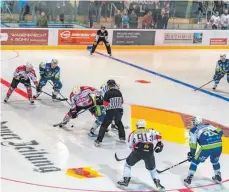  ?? FOTO: FLORIAN WOLF ?? In der Lindauer Eissportar­ena geht es seit dem Wochenende auf dem Eis wieder zur Sache.