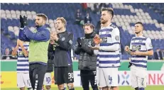  ?? FOTO: FIRO/VOLKER NAGRASZUS ?? Die Spieler des MSV bedankten sich nach der Partie bei den Fans, die sie lautstark unterstütz­t hatten.