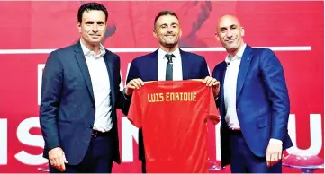  ?? — AFP photo ?? Enrique (centre) poses with Spain’s sporting director Jose Francisco Molina and Spanish football federation president Luis Rubiales (right) during his official presentati­on as Spain’s national team new coach at Las Rozas de Madrid sports city.