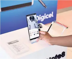  ??  ?? The new device stands out for its 6.3-inch Quad HD+ Super AMOLED infinity display, with more space to see, read and draw.