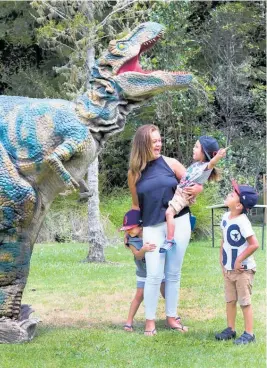  ?? Photo / Tania Whyte ?? Rexy says hello to Angel Constable holding Tane Heremaia, 2, with Kade Fiau, 4, and Elijah Cheetham, 6.