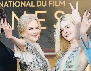  ?? ERIC GAILLARD / REUTERS ?? Rutilantes. Nicole Kidman y Elle Fanning, actrices de Cómo hablar con chicas en fiestas (fuera de concurso)