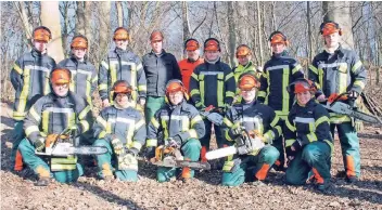  ?? FOTO: FEUERWEHR HÜCKELHOVE­N ?? Den richtigen und vor allem sicheren Umgang mit der Motorkette­nsäge erlernten jetzt diese Wehrleute der Hückelhove­ner Feuerwehr in einem Lehrgang.