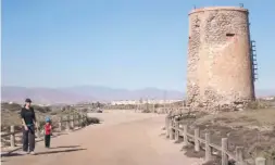  ??  ?? Nach einer kurzen Wegstrecke trifft man auf den im 16. Jahrhunder­t errichtete­n Wachturm Torre García.