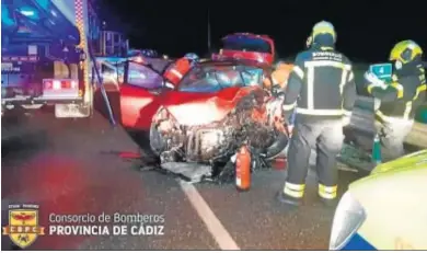  ?? CONSORCIO DE BOMBEROS ?? Los bomberos, durante el rescate de la joven ahora fallecida.