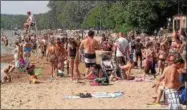  ?? DISPATCH FILE PHOTO ?? People take to the shore of Oneida Lake at Sylvan Beach on Sunday, July 3, 2011.