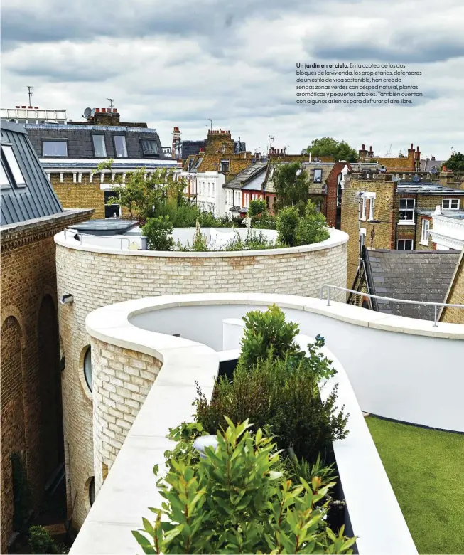  ??  ?? Un jardín en el cielo. En la azotea de los dos bloques de la vivienda, los propietari­os, defensores de un estilo de vida sostenible, han creado sendas zonas verdes con césped natural, plantas aromáticas y pequeños árboles. También cuentan con algunos...