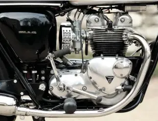  ??  ?? Left: Daytona’s twin-cylinder engine had more get-up-and-go than any previous 500cc offering from Triumph