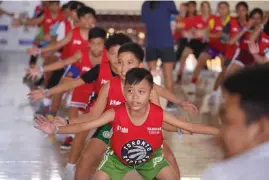  ??  ?? MASIGASIG ang mga batang kalahok sa drills ng basketball sa ginanap na Jr. NBA Philippine­s South Luzon leg.