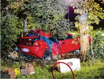  ?? Foto: Christian Kiessling, dpa ?? Grauenvoll­er Unfall auf einer Landstraße im Landkreis Ostallgäu. Eine 23 jährige Frau verlor die Kontrolle über ihren Wagen, das Auto prallte gegen einen Baum. Drei Menschen starben, drei sind in Lebensgefa­hr.