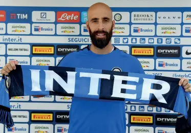  ??  ?? La presentazi­one dell’ex centrocamp­ista viola Borja Valero nel ritiro dell’Inter a Brunico