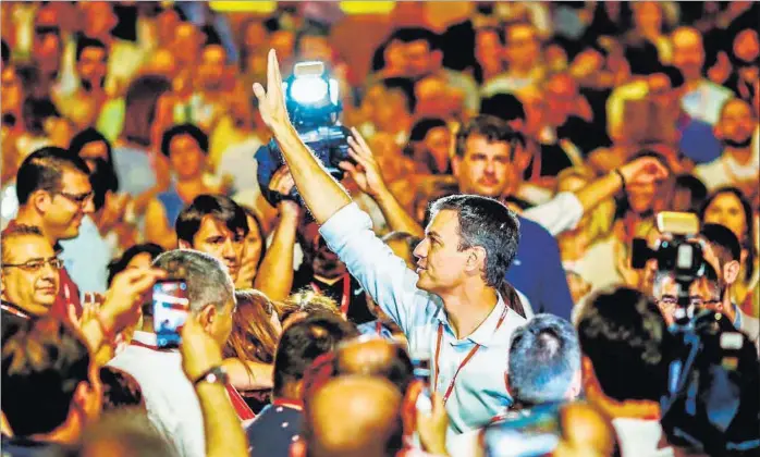  ?? SERGIO ENRÍQUEZ-NISTAL ?? Pedro Sánchez es ayer aclamado por los asistentes al congreso federal del PSOE en Madrid.