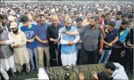  ?? WASEEM ANDRABI/HT ?? People at the funeral of Shujaat Bukhari at Kreeri, 40km from Srinagar, on Friday.