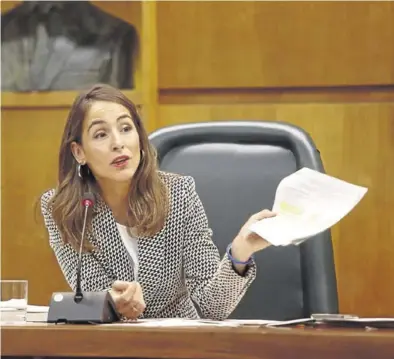  ?? ÁNGEL DE CASTRO ?? La responsabl­e de Hacienda del Ayuntamien­to de Zaragoza, María Navarro, durante una comisión plenaria.