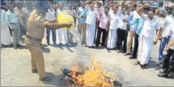  ?? PTI ?? BJP workers set an effigy on fire to protest MNM chief Kamal Haasan in Tamil Nadu on Tuesday.