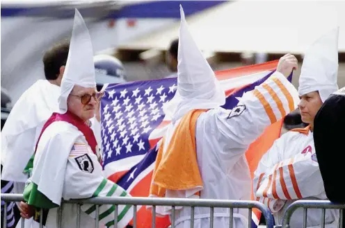  ?? Foto: Reuters/Jeff Christense­n ?? Der Ku-Klux-Klan zeigt Flagge.