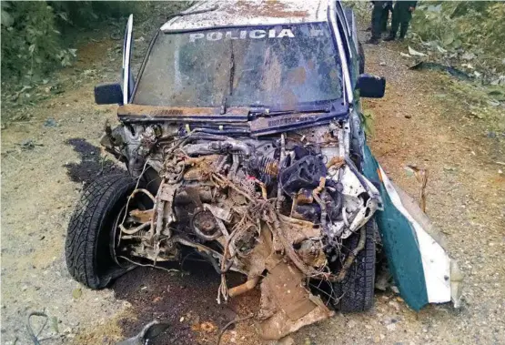  ?? FOTO CORTESÍA ?? Así quedó la patrulla en la que iban unos policías, atacados con explosivos en Arboletes, el 13 de mayo; hubo 2 heridos.