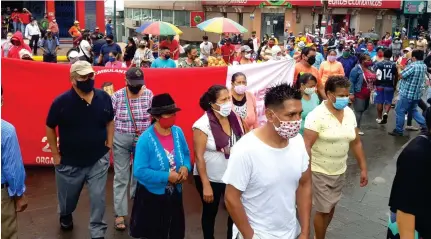  ??  ?? MEDIDA: Un grupo de comerciant­es autónomos continúan reclamando en las calles.